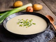 Рецепта Френска крем супа (кремсупа) Вишисоаз с праз лук, картофи и сметана (пасирана)